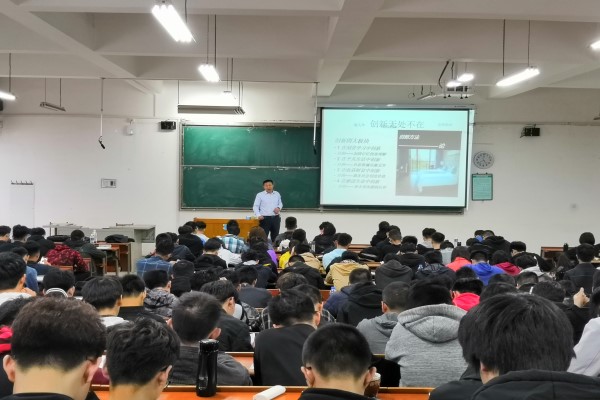 刘老师为大家讲课