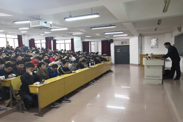 同学们认真听赵老师讲课