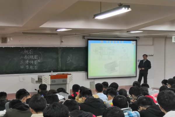 赵老师认真为大家讲课