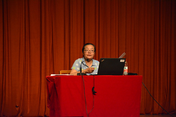 程文艳老师给同学们讲解图书馆的相关知识