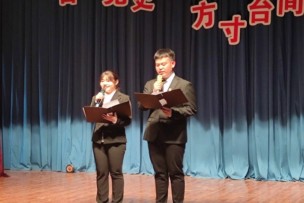 主持人宣布决赛开始
