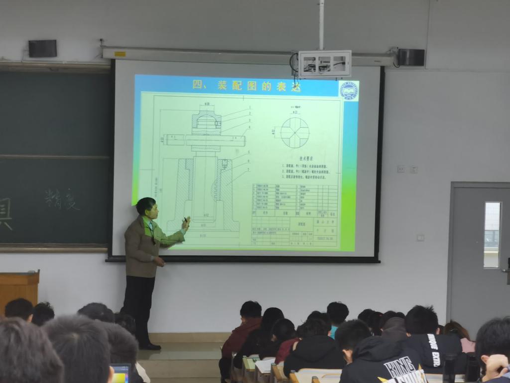 一群人在台上演讲描述已自动生成