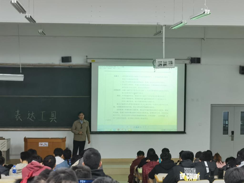 一群人在开会描述已自动生成