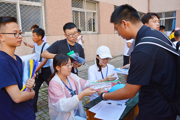 迎新报道现场