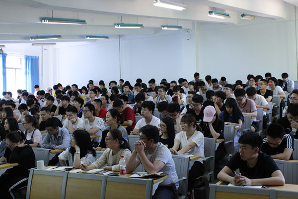 我院师生在认真学习