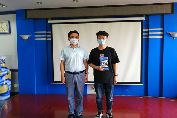 杨东峰代表学院为学生赠送礼物