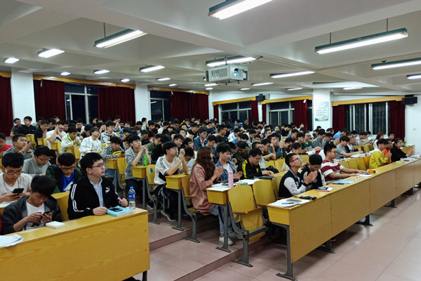 同学们认真听讲