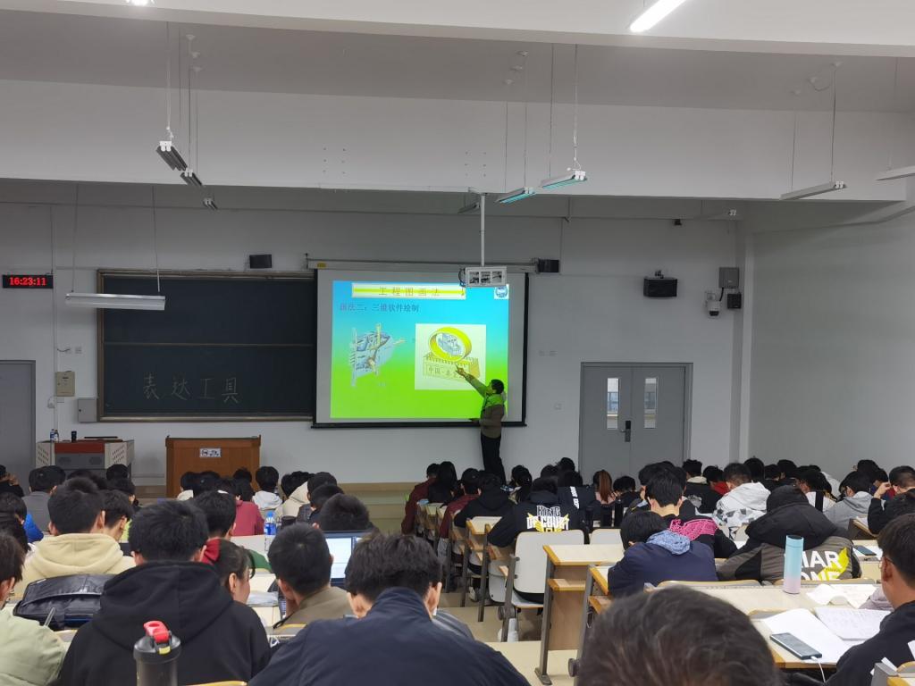 会议室里的人们描述已自动生成