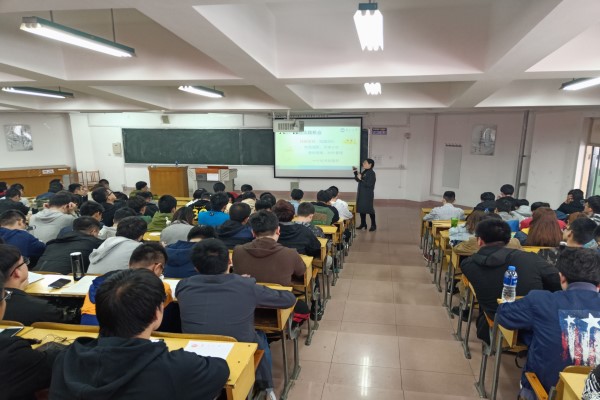 同学们认真听课