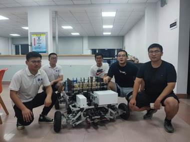 团队人员合照-从左至右：董鹏飞 安俊杰 刘双嘉 潘磊 李东辉