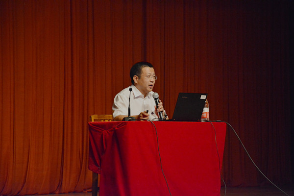 蔡星周处长对新生进行入学教育