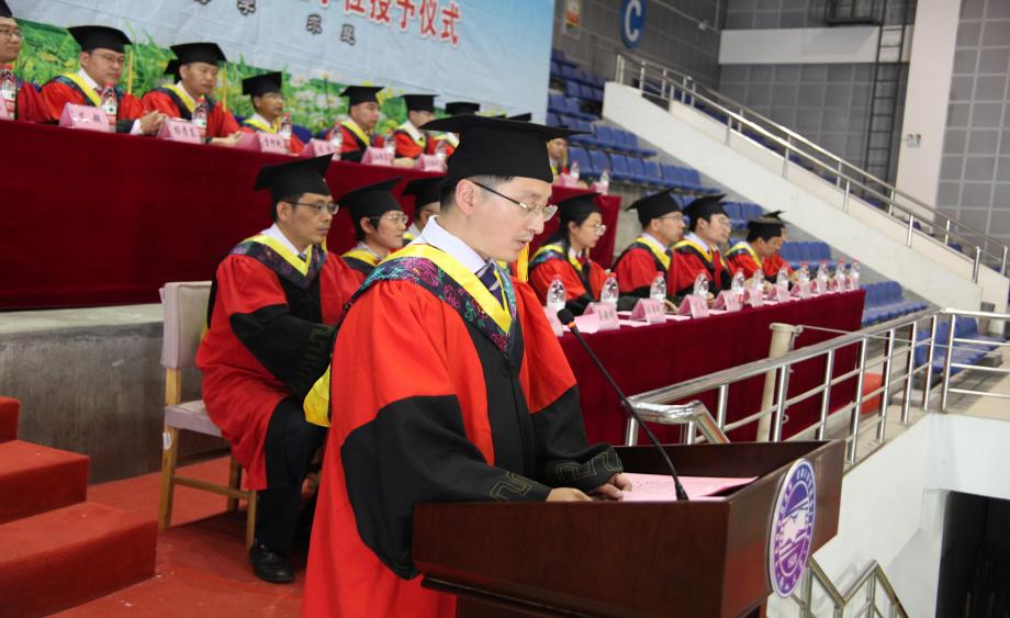 2.辅导员严佳宣读优秀毕业生名单